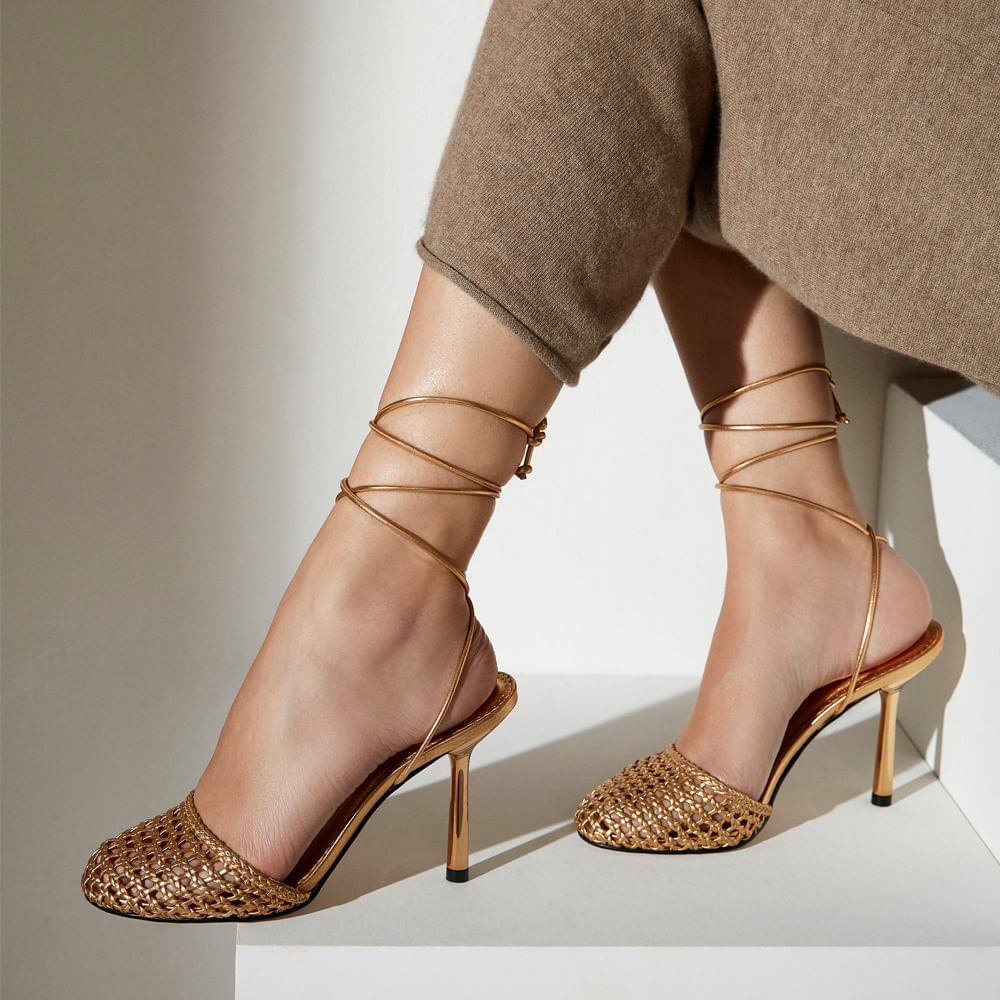 scarpin-confortavel-scarpin-greta-ouro-paula-torres