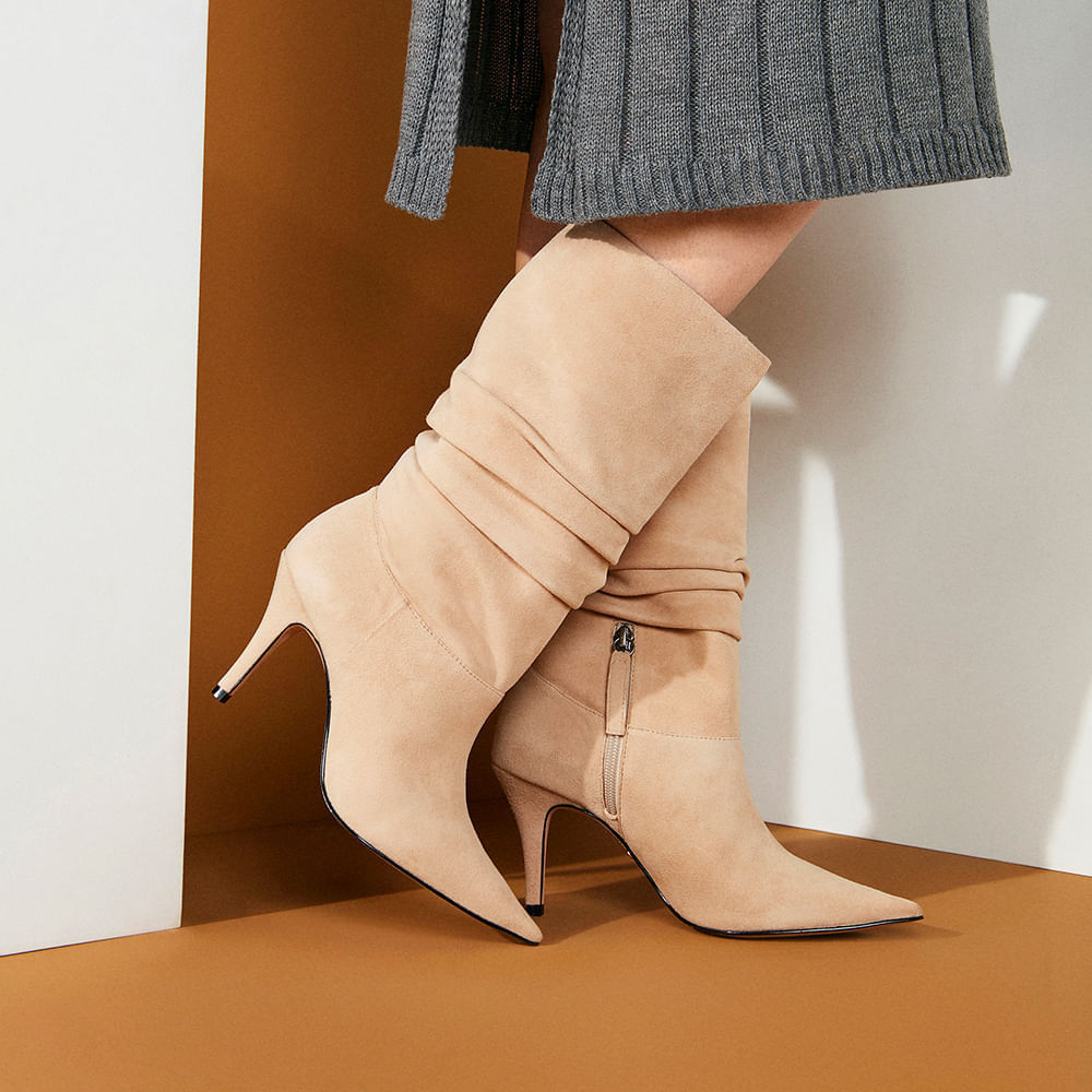 bota-feminina-confortavel-bota-carmel-bege-paula-torres